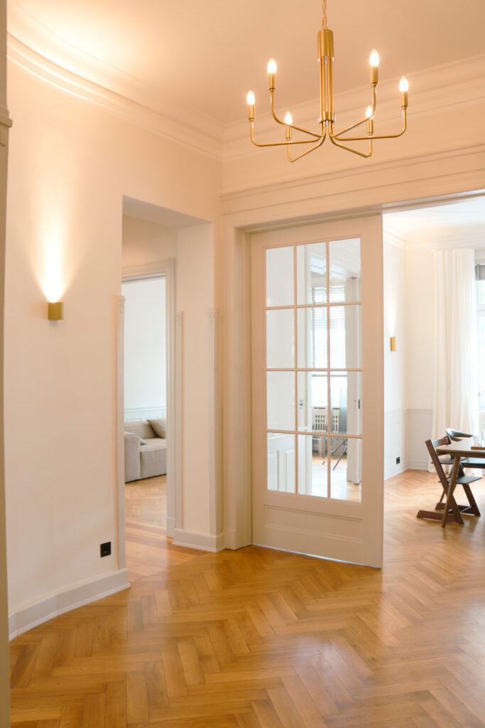 Eingangsbereich einer sanierten Altbauwohnung mit Blick auf Essbereich