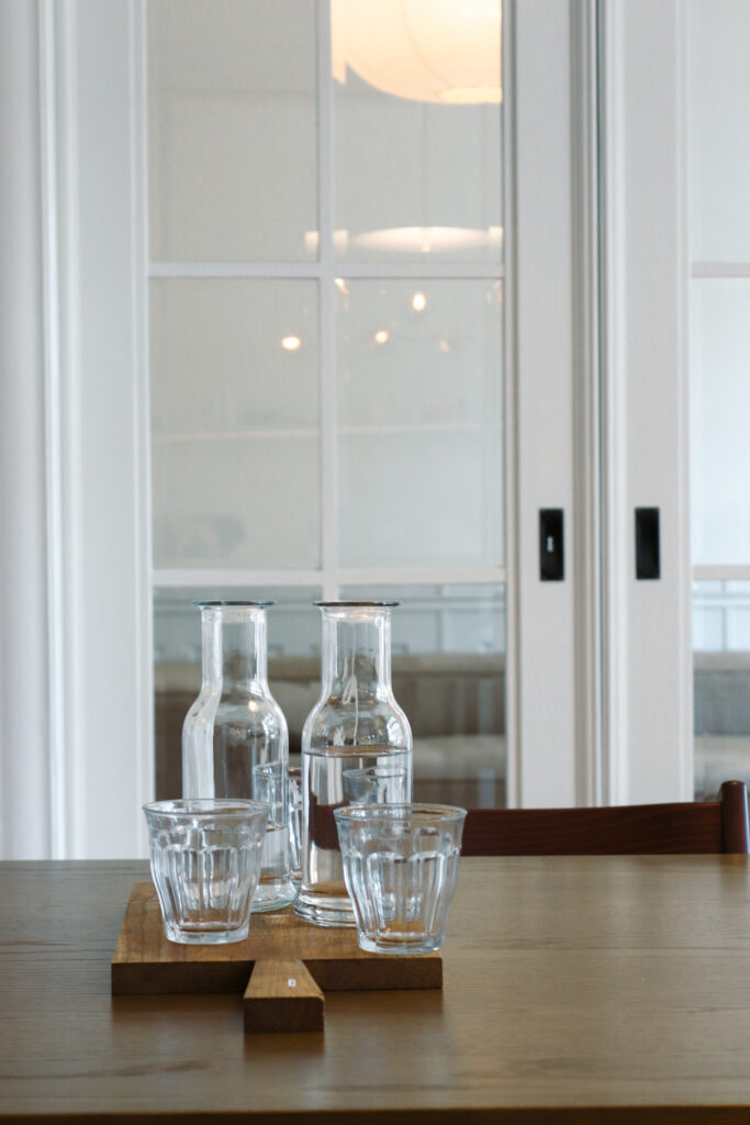 Wohnzimmer einer sanierten Altbauwohnung mit Blick auf Essbereich