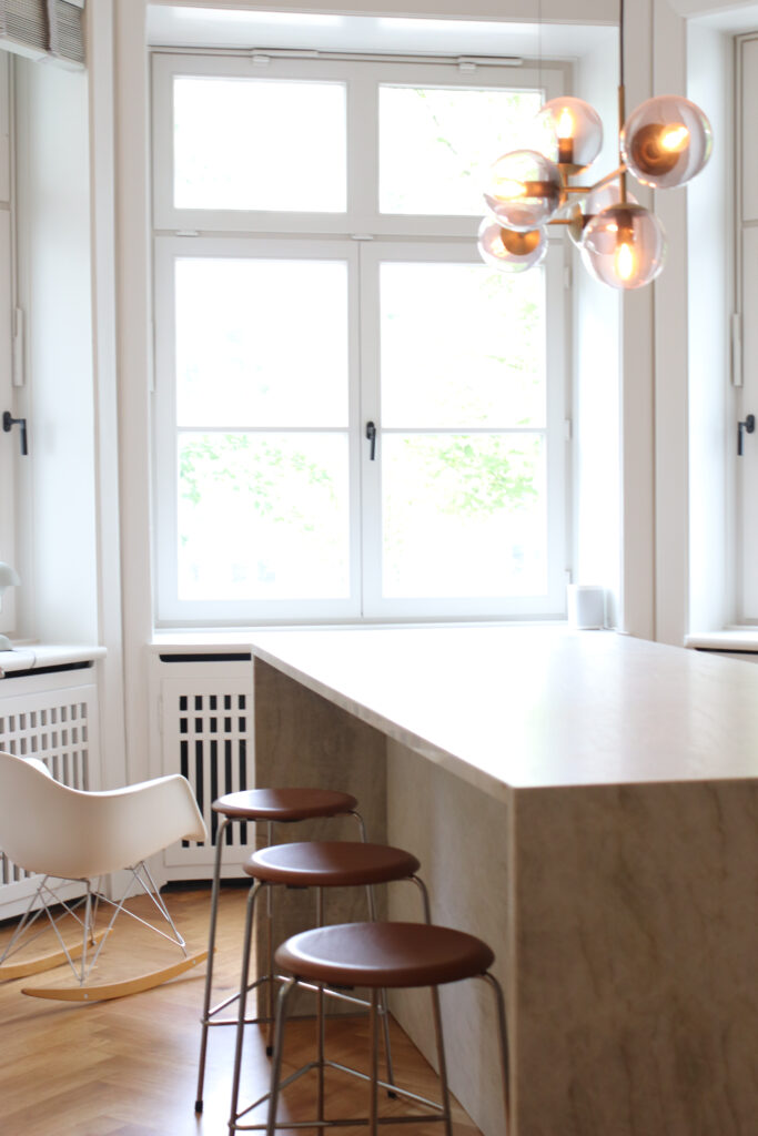 Maßgefertigte Küche mit hellem Naturstein