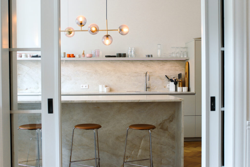 Maßgefertigte Küche mit hellem Naturstein