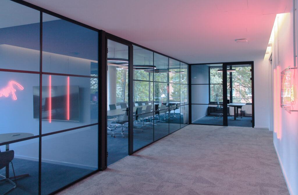 Innenraum eines modern gestalteten Büros in Hamburg im Loftstil